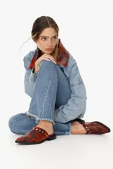 Mules de cuero color marrón oscuro con interior color suela, punta fina y apliques de tachas plateadas.