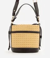 Cartera tipo bucket Satinato, confeccionada en paja tramada con detalles en poliuretano negro, cierre superior ajustable con cordón y forro interno de poliéster. Cuenta con asa de mano y correa larga transversal ajustable.