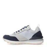 Championes urbanos Umbro modelo Venturi, con diseño de paneles en combinación de colores blanco, azul marino y gris. Presentan cierre de cordones, suela dentada en tono arena y el logo de la marca en el lateral.