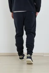 Pantalón de jogging azul marino de micropolar, con cintura elástica y puños ajustados.