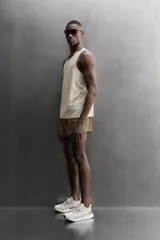 Musculosa deportiva Zara Athleticz de tejido ligero y elástico con cuello redondo y aberturas laterales en el bajo.