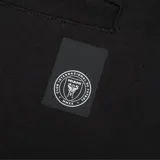 Pantalón de jogging negro con cintura elástica y cordón ajustable. Estampado del escudo del Inter de Miami en la pierna izquierda.