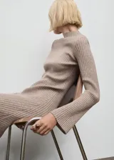 Vestido midi de punto de canalé en color tostado, con cuello Perkins, mangas largas y diseño entallado.