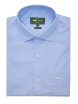 Camisa de vestir celeste de corte regular, manga larga y cuello italiano. Confeccionada en algodón con tratamiento easy iron. Incluye bolsillo en el pecho con logo bordado. Marca RKF.