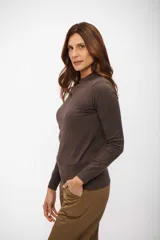 Sweater de punto con cuello medio alto, de manga larga y ajuste al cuerpo, con puños y ruedo acanalados.