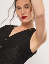 Chaleco negro de lino con botones frontales y forro interno.