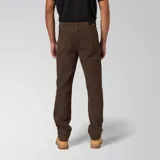 Pantalón de jean de corte recto en color marrón oscuro, con diseño clásico de cinco bolsillos, cierre de cremallera y detalles de marca en remaches y parches.
