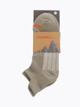 Medias cortas técnicas en color beige, confeccionadas con mezcla de materiales técnicos de alta calidad para mayor transpirabilidad y confort durante actividades al aire libre.