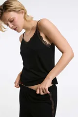 Short de pijama de rib color gris melange, con cintura elástica y detalle de encaje en los laterales.