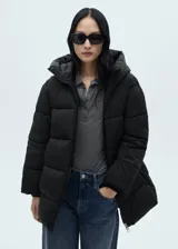 Campera puffer acolchada de color negro, con capucha, cuello alto, cierre de doble cremallera y bolsillos laterales.