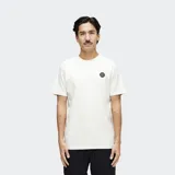 Remera de manga corta color blanco, con cuello redondo y logo circular pequeño estampado en el pecho.