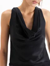 Top Isabella de twill de viscosa color negro, sin mangas, con breteles anchos, escote drapeado tipo buche en el frente y detalle de puntilla en el ruedo.