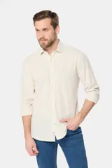 Camisa de manga larga con rayas verticales color beige y blanco, corte slim fit y botones personalizados.
