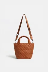 Cartera tote negra de diseño matelasse acolchado, con doble asa de mano y correa larga ajustable con inscripciones. Cuenta con cierre superior y detalle de llavero con borla colgante.
