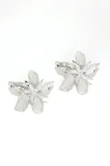 Par de caravanas plateadas con forma de flor.
