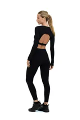 Top deportivo negro de manga larga, escote redondo y espalda descubierta.