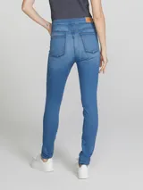 Pantalón de jean azul oscuro, tiro alto, corte super skinny y acabado liso.