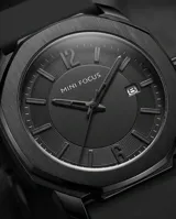 Reloj analógico de pulsera Mini Focus con diseño minimalista totalmente negro. Cuenta con caja de aleación metálica, esfera con índices y manecillas en tono oscuro, y correa de silicona con cierre de hebilla.