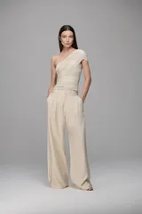 Pantalones de vestir de corte sastrero, con cintura alta, pliegues frontales y pernera ancha y fluida. Cuentan con trabillas para cinturón, bolsillos laterales y bolsillos traseros ribeteados.