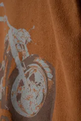 Remera de manga corta confeccionada en tejido french terry color marrón, con corte holgado y estampa frontal de una motocicleta con la palabra 'MOTORCYCLE'.