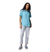 Camisa de manga corta Columbia modelo Tamiami II SS Shirt, color celeste, con cierre frontal de botones, cuello clásico y tecnología de protección solar y absorción de humedad.