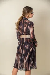 Vestido midi estampado con diseño abstracto en tonos marrones, verdes y blancos. Modelo cruzado con falda plisada y cintura elastizada.