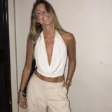 Top blanco de corte halter con escote drapeado y espalda descubierta.
