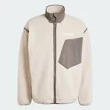 Chaqueta de felpa peluda Adidas Terrex Xploric High Pile de corte holgado, color beige claro con detalles en marrón oscuro en el cuello alto, los ribetes, el cierre frontal y el bolsillo del pecho. Cuenta con bolsillos laterales y un bolsillo con cierre en el pecho.