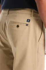 Pantalón chino de corte recto color beige, con cierre de botón y cremallera, y bolsillos laterales.