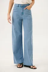 Pantalón de jean celeste, corte amplio y tiro alto.
