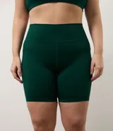 Bermuda ciclista de tiro alto confeccionada en microfibra, con bolsillo lateral funcional y ajuste ceñido al cuerpo.