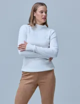 Buzo azul de tejido de punto con textura acanalada, cuello alto y mangas largas.