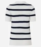 Blusa de punto ligero con diseño de rayas horizontales, cuello redondo y mangas cortas. Confeccionada en una mezcla de viscosa y poliamida, presenta un ajuste al cuerpo.