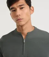 Remera masculina negra de algodón peruano, corte slim, con cuello padre y abertura frontal con cremallera metálica. Tiene mangas cortas.