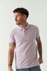 Remera polo blanca de manga corta, con cuello clásico, cierre de tres botones y logo estampado en el pecho.