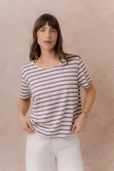 Remera de calce relajado con diseño de rayas horizontales en tonos rosados y blancos, escote redondo y manga corta.