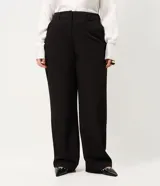 Pantalón de sastrería negro de corte recto y tiro alto, con bolsillos laterales tipo faca y cintura estructurada con pasadores. Confeccionado en mezcla de poliéster, viscosa y elastano.
