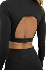 Top deportivo manga larga color gris oscuro, de escote redondo y espalda abierta.