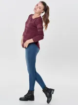 Sweater negro de punto acanalado con cuello redondo y manga larga, de calce regular.