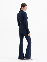 Pantalon de corte oxford en color azul marino, con textura jacquard en relieve y diseño ajustado en la parte superior con botamangas acampanadas.