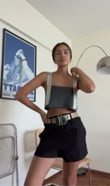 Top corto de ecocuero negro con tirantes anchos y espalda ajustable.