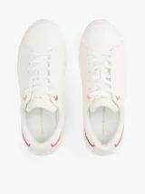 Zapatillas urbanas Tommy Hilfiger color blanco con detalle rosa en el talón y logo dorado en la suela.