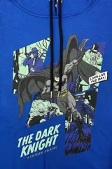 Canguro azul con capucha y cordones negros de ajuste. Cuenta con un diseño gráfico frontal de Batman con el texto 'The Dark Knight Strikes Again'.
