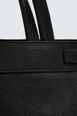 Bolso shopper de piel con acabado abatanado, compartimento principal con cierre de cremallera, bolsillo interior con cierre, doble asa de mano y doble asa de hombro, incluye detalle de llavero.
