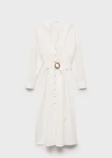 Vestido midi de lino color blanco, con cuello camisero, cierre frontal de botones, manga larga con puños abotonados y cinturón de tela con hebilla circular a tono.