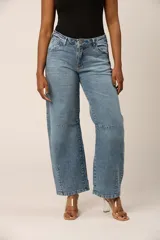 Jean azul claro de corte baggy baloon, con tiro alto y bolsillos laterales.