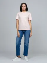 Remera de manga corta Calvin Klein, confeccionada en algodón regenerativo, con cuello redondo acanalado y logo pequeño de la marca estampado en el centro del pecho.