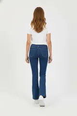 Calza negra de jean con bolsillos, corte flare y calce medio.