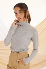 Polera negra de cuello alto y manga larga.