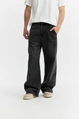 Jean carpenter de calce amplio estilo workwear, con bolsillos extra y diseño suelto.
